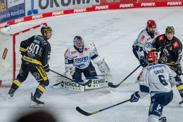 Adam Payerl (Krefeld Pinguine, 90), Joacim Eriksson (Schwenninger Wild Wings, 60), Dominik Bittner (Schwenninger Wild Wings, 07), Alex Peters (Schwenninger Wild Wings, 06), Philip Gogulla (Krefeld Pinguine, 87) vor dem Tor Krefeld Pinguine vs. Schwenninger Wild Wings, Eishockey, PENNY DEL, 4. Spieltag, Spielzeit 2026 2027, 27.09.2026 Krefeld Pinguine vs. Schwenninger Wild Wings, Eishockey, PENNY DEL, 4. Spieltag, Spielzeit 2026 2027, 27.09.2026 Krefeld Copyright: xEibner-Pressefoto LukasxBaldygax EP_LBA