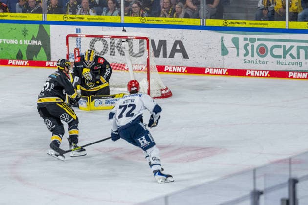 Juha Jatkola (Krefeld Pinguine, 32) mit einer Parade Krefeld Pinguine vs. Schwenninger Wild Wings, Eishockey, PENNY DEL, 4. Spieltag, Spielzeit 2026 2027, 27.09.2026 Krefeld Pinguine vs. Schwenninger Wild Wings, Eishockey, PENNY DEL, 4. Spieltag, Spielzeit 2026 2027, 27.09.2026 Krefeld Copyright: xEibner-Pressefoto LukasxBaldygax EP_LBA