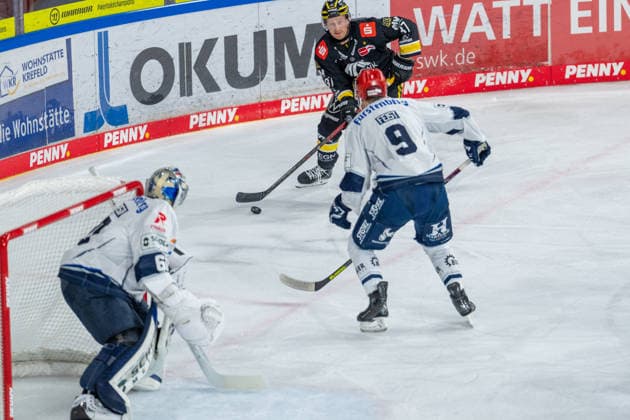 Max Newton (Krefeld Pinguine, 37) mit dem Puck am Tor, Philip Feist (Schwenninger Wild Wings, 09), Joacim Eriksson (Schwenninger Wild Wings, 60) Krefeld Pinguine vs. Schwenninger Wild Wings, Eishockey, PENNY DEL, 4. Spieltag, Spielzeit 2026 2027, 27.09.2026 Krefeld Pinguine vs. Schwenninger Wild Wings, Eishockey, PENNY DEL, 4. Spieltag, Spielzeit 2026 2027, 27.09.2026 Krefeld Copyright: xEibner-Pressefoto LukasxBaldygax EP_LBA