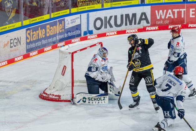 Joacim Eriksson (Schwenninger Wild Wings, 60) Parade gegen Adam Payerl (Krefeld Pinguine, 90) Krefeld Pinguine vs. Schwenninger Wild Wings, Eishockey, PENNY DEL, 4. Spieltag, Spielzeit 2026 2027, 27.09.2026 Krefeld Pinguine vs. Schwenninger Wild Wings, Eishockey, PENNY DEL, 4. Spieltag, Spielzeit 2026 2027, 27.09.2026 Krefeld Copyright: xEibner-Pressefoto LukasxBaldygax EP_LBA