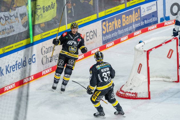 Adam Payerl (Krefeld Pinguine, 90) feiert sein Tor zum 1:1 Ausgleich im 1.Drittel Krefeld Pinguine vs. Schwenninger Wild Wings, Eishockey, PENNY DEL, 4. Spieltag, Spielzeit 2026 2027, 27.09.2026 Krefeld Pinguine vs. Schwenninger Wild Wings, Eishockey, PENNY DEL, 4. Spieltag, Spielzeit 2026 2027, 27.09.2026 Krefeld Copyright: xEibner-Pressefoto LukasxBaldygax EP_LBA