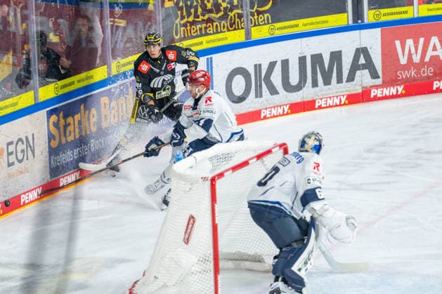 Daniel Bruch (Krefeld Pinguine, 26) im Zweikampf mit Bode Wilde (Schwenninger Wild Wings, 04) Krefeld Pinguine vs. Schwenninger Wild Wings, Eishockey, PENNY DEL, 4. Spieltag, Spielzeit 2026 2027, 27.09.2026 Krefeld Pinguine vs. Schwenninger Wild Wings, Eishockey, PENNY DEL, 4. Spieltag, Spielzeit 2026 2027, 27.09.2026 Krefeld Copyright: xEibner-Pressefoto LukasxBaldygax EP_LBA