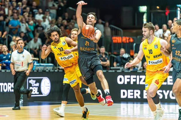 Chemnitz, Deutschland 27. September 2026: 1. BBL - 2026 2027 - Sp. 3 - Niners Chemnitz gegen Phoenix Hagen Im Bild: v. li. im Zweikampf Trenton Gibson (Hagen) und Mateo Seric (Niners) Copyright: xFotostandx xNachtigallx