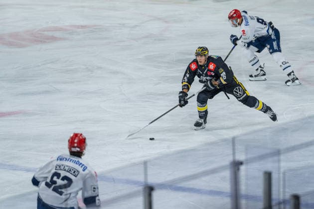 Daniel Bruch (Krefeld Pinguine, 26) dynamischer Lauf mit dem Puck Krefeld Pinguine vs. Schwenninger Wild Wings, Eishockey, PENNY DEL, 4. Spieltag, Spielzeit 2026 2027, 27.09.2026 Krefeld Pinguine vs. Schwenninger Wild Wings, Eishockey, PENNY DEL, 4. Spieltag, Spielzeit 2026 2027, 27.09.2026 Krefeld Copyright: xEibner-Pressefoto LukasxBaldygax EP_LBA
