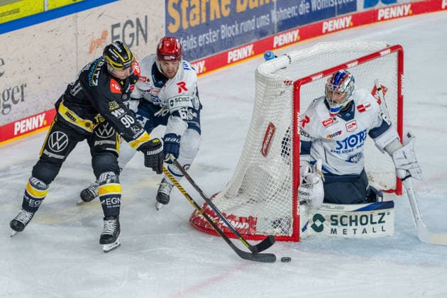 Adam Payerl (Krefeld Pinguine, 90) mit dem Puck im Zweikampf mit Thomas Schemitsch (Schwenninger Wild Wings, 62), Joacim Eriksson (Schwenninger Wild Wings, 60) Krefeld Pinguine vs. Schwenninger Wild Wings, Eishockey, PENNY DEL, 4. Spieltag, Spielzeit 2026 2027, 27.09.2026 Krefeld Pinguine vs. Schwenninger Wild Wings, Eishockey, PENNY DEL, 4. Spieltag, Spielzeit 2026 2027, 27.09.2026 Krefeld Copyright: xEibner-Pressefoto LukasxBaldygax EP_LBA