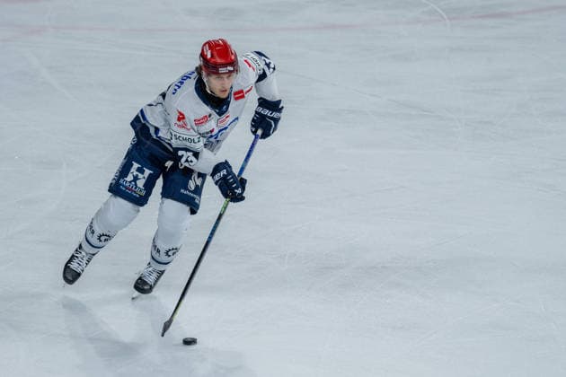 Reed Lebster (Schwenninger Wild Wings, 23) im dynamischen Lauf Krefeld Pinguine vs. Schwenninger Wild Wings, Eishockey, PENNY DEL, 4. Spieltag, Spielzeit 2026 2027, 27.09.2026 Krefeld Pinguine vs. Schwenninger Wild Wings, Eishockey, PENNY DEL, 4. Spieltag, Spielzeit 2026 2027, 27.09.2026 Krefeld Copyright: xEibner-Pressefoto LukasxBaldygax EP_LBA