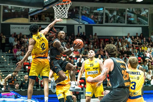 Chemnitz, Deutschland 27. September 2026: 1. BBL - 2026 2027 - Sp. 3 - Niners Chemnitz gegen Phoenix Hagen Im Bild: v. li. im Zweikampf Tyler Polley (Hagen) und Cobe Williams (Niners) am Korb Copyright: xFotostandx xNachtigallx