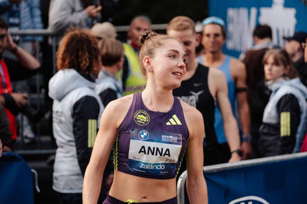 27.09.26, BMW Berlin Marathon 2026, Berlin Anna Langerwisch (GER) walks through a crowd of participants before the start of the BMW Berlin Marathon in Berlin, Germany. Berlin Berlin BE Deutschland