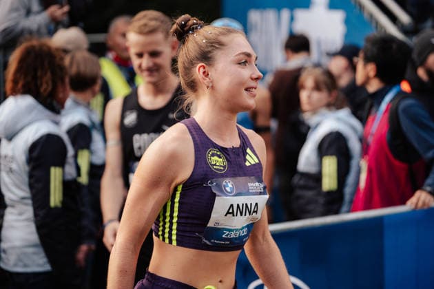 27.09.26, BMW Berlin Marathon 2026, Berlin Anna Langerwisch (GER) walks through a crowd of participants before the start of the BMW Berlin Marathon in Berlin, Germany. Berlin Berlin BE Deutschland