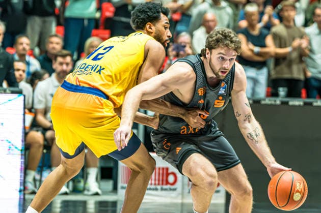 Chemnitz, Deutschland 27. September 2026: 1. BBL - 2026 2027 - Sp. 3 - Niners Chemnitz gegen Phoenix Hagen Im Bild: v. li. im Zweikampf Tyler Polley (Hagen) und Benjamin Burnham (Niners) Copyright: xFotostandx xNachtigallx