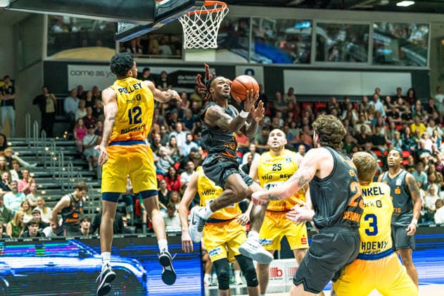 Chemnitz, Deutschland 27. September 2026: 1. BBL - 2026 2027 - Sp. 3 - Niners Chemnitz gegen Phoenix Hagen Im Bild: Cobe Williams (Niners) 2.v.li. mit einem Dunking Copyright: xFotostandx xNachtigallx