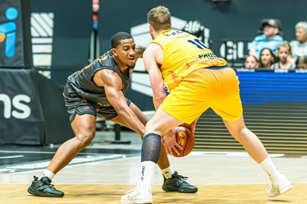 Chemnitz, Deutschland 27. September 2026: 1. BBL - 2026 2027 - Sp. 3 - Niners Chemnitz gegen Phoenix Hagen Im Bild: v. li. im Zweikampf n22 und Fabian Bleck (Hagen) Copyright: xFotostandx xNachtigallx