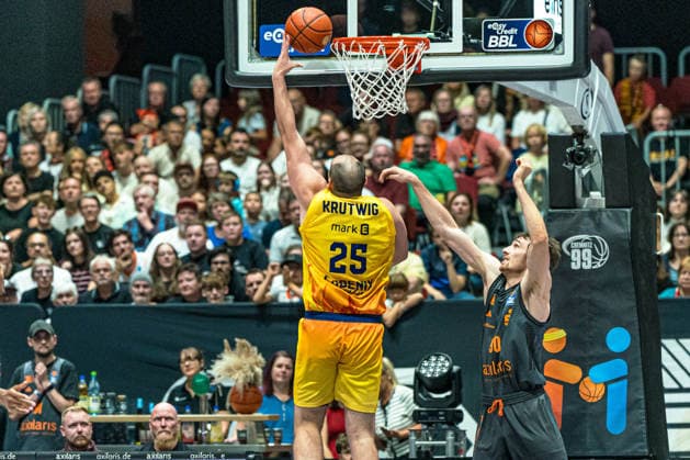 Chemnitz, Deutschland 27. September 2026: 1. BBL - 2026 2027 - Sp. 3 - Niners Chemnitz gegen Phoenix Hagen Im Bild: v. li. im Zweikampf Cameron Krutwig (Hagen) und Jannis von Seckendorff (Niners) Copyright: xFotostandx xNachtigallx