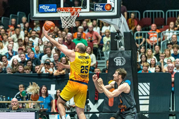 Chemnitz, Deutschland 27. September 2026: 1. BBL - 2026 2027 - Sp. 3 - Niners Chemnitz gegen Phoenix Hagen Im Bild: Cameron Krutwig (Hagen) 1. v.li. mit einem Dunking Copyright: xFotostandx xNachtigallx