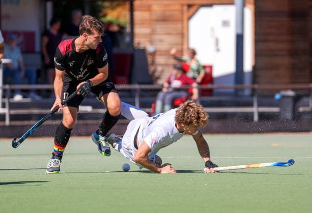 BAU 27.09.2026, Deutschland, Ludwigsburg, 2. Hockey-Bundesliga Männer: HC Ludwigsburg vs. HTC Stuttgarter Kickers , v.l. Raphael Schmidt (HCL), Jakub Holosyniuk (HTC)