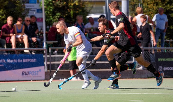 BAU 27.09.2026, Deutschland, Ludwigsburg, 2. Hockey-Bundesliga Männer: HC Ludwigsburg vs. HTC Stuttgarter Kickers , v.l. Sten Brandenstein (HTC), Raphael Schmidt (HCL), Malte Lindenthal (HCL)