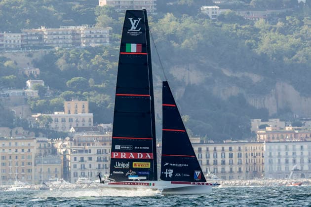 THE LOUIS VUITTON 38TH AMERICA™S CUP PRELIMINARY REGATTA, NAPLES Luna Rossa team and Emirates team New Zealand competes on the Mach race for the 38th Louis Vuitton America™s Cup in the Gulf of Naples, Campania, Italy, on September 27, 2026. The Naples preliminary regatta gives the competing teams their first opportunity to test their AC40 one-design yachts ahead of the 38th America™s Cup, which will be held in Naples in 2027. _BPH8342 Copyright: xAntonioxBalascox