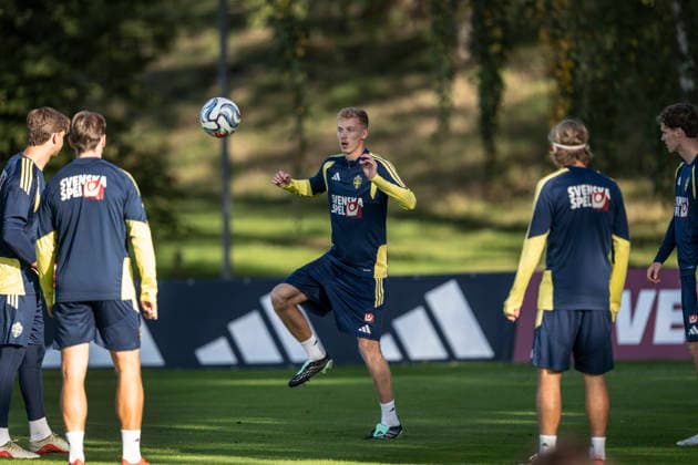 STOCKHOLM, SVERIGE 20260927 Hugo Larsson under söndagens träning med fotbollslandslaget pa Bosön., inför mandagens Nations League-match mot Polen. STOCKHOLM SVERIGE x10040x Copyright: xAndersxWiklund TTx FOTBOLLSLANDSLAGET TRÄNAR