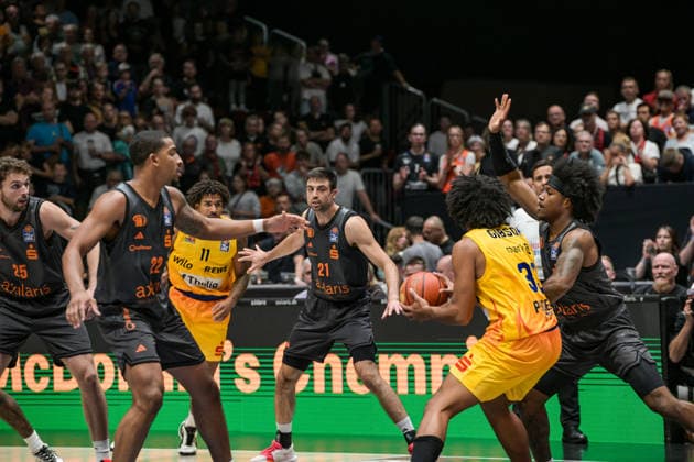 easyCredit Basketball Bundesliga, 3. Spieltag, Niners Chemnitz - Phoenix Hagen 27.09,2026 ab 16.30 Uhr Chemnitz, Chemnitz Arena Im Foto: 22 Nighaeal Ceaser, 21 Mateo Seric, 11 Marvin Omuvwie easyCredit Basketball Bundesliga, 3. Spieltag, Niners Chemnitz - Phoenix Hagen Chemnitz Sachsen Deutschland Copyright: xEHLxMedia MichelxKöhlerx 20262709-Niners-Chemnitz-Phoenix-Hagen_009