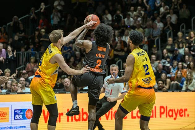 easyCredit Basketball Bundesliga, 3. Spieltag, Niners Chemnitz - Phoenix Hagen 27.09,2026 ab 16.30 Uhr Chemnitz, Chemnitz Arena Im Foto: 04 Bjarne Kraushaar, 02 Stefan Smith, 12 Tyler Polley easyCredit Basketball Bundesliga, 3. Spieltag, Niners Chemnitz - Phoenix Hagen Chemnitz Sachsen Deutschland Copyright: xEHLxMedia MichelxKöhlerx 20262709-Niners-Chemnitz-Phoenix-Hagen_012