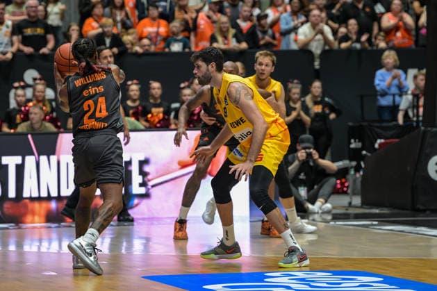easyCredit Basketball Bundesliga, 3. Spieltag, Niners Chemnitz - Phoenix Hagen 27.09,2026 ab 16.30 Uhr Chemnitz, Chemnitz Arena Im Foto: 24 Cobe Williams, 29 Patricio Garino easyCredit Basketball Bundesliga, 3. Spieltag, Niners Chemnitz - Phoenix Hagen Chemnitz Sachsen Deutschland Copyright: xEHLxMedia MichelxKöhlerx 20262709-Niners-Chemnitz-Phoenix-Hagen_018