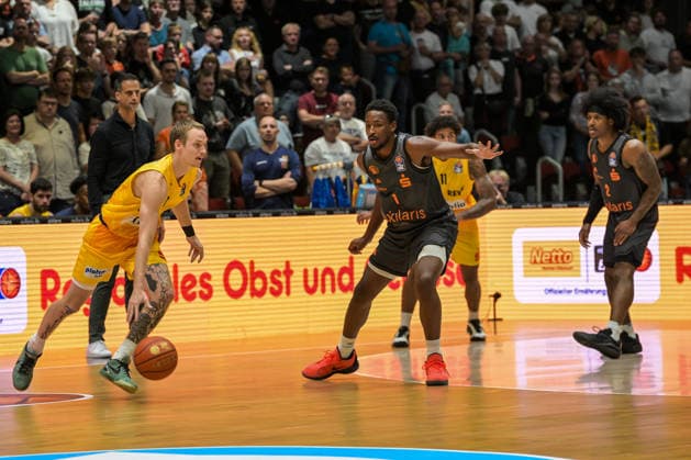 easyCredit Basketball Bundesliga, 3. Spieltag, Niners Chemnitz - Phoenix Hagen 27.09,2026 ab 16.30 Uhr Chemnitz, Chemnitz Arena Im Foto: 10 Fabian Bleck, 01 Phlandrous Fleming JR easyCredit Basketball Bundesliga, 3. Spieltag, Niners Chemnitz - Phoenix Hagen Chemnitz Sachsen Deutschland Copyright: xEHLxMedia MichelxKöhlerx 20262709-Niners-Chemnitz-Phoenix-Hagen_025