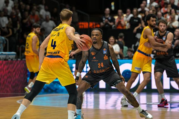 easyCredit Basketball Bundesliga, 3. Spieltag, Niners Chemnitz - Phoenix Hagen 27.09,2026 ab 16.30 Uhr Chemnitz, Chemnitz Arena Im Foto: 04 Bjarne Kraushaar, 24 Cobe Williams easyCredit Basketball Bundesliga, 3. Spieltag, Niners Chemnitz - Phoenix Hagen Chemnitz Sachsen Deutschland Copyright: xEHLxMedia MichelxKöhlerx 20262709-Niners-Chemnitz-Phoenix-Hagen_035