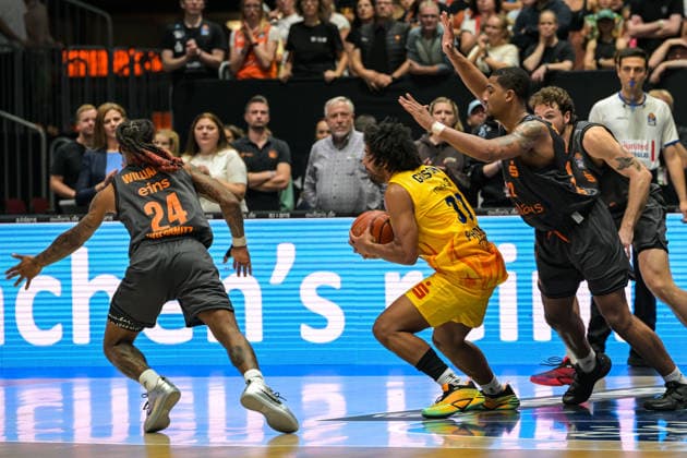 easyCredit Basketball Bundesliga, 3. Spieltag, Niners Chemnitz - Phoenix Hagen 27.09,2026 ab 16.30 Uhr Chemnitz, Chemnitz Arena Im Foto: 24 Cobe Williams, 33 Trenton Gibson, 22 Nighaeal Ceaser easyCredit Basketball Bundesliga, 3. Spieltag, Niners Chemnitz - Phoenix Hagen Chemnitz Sachsen Deutschland Copyright: xEHLxMedia MichelxKöhlerx 20262709-Niners-Chemnitz-Phoenix-Hagen_037