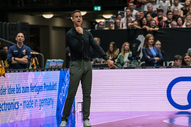 easyCredit Basketball Bundesliga, 3. Spieltag, Niners Chemnitz - Phoenix Hagen 27.09,2026 ab 16.30 Uhr Chemnitz, Chemnitz Arena Im Foto: Head Couch Chris Harris easyCredit Basketball Bundesliga, 3. Spieltag, Niners Chemnitz - Phoenix Hagen Chemnitz Sachsen Deutschland Copyright: xEHLxMedia MichelxKöhlerx 20262709-Niners-Chemnitz-Phoenix-Hagen_043