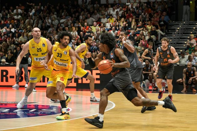 easyCredit Basketball Bundesliga, 3. Spieltag, Niners Chemnitz - Phoenix Hagen 27.09,2026 ab 16.30 Uhr Chemnitz, Chemnitz Arena Im Foto: 25 Cameron Krutwig, 33 Trenton Gibson, 02 Stefan Smith, 22 Nighaeal Ceaser easyCredit Basketball Bundesliga, 3. Spieltag, Niners Chemnitz - Phoenix Hagen Chemnitz Sachsen Deutschland Copyright: xEHLxMedia MichelxKöhlerx 20262709-Niners-Chemnitz-Phoenix-Hagen_052
