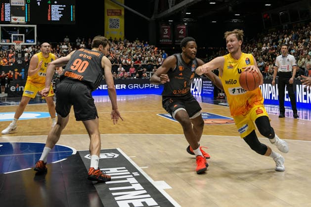 easyCredit Basketball Bundesliga, 3. Spieltag, Niners Chemnitz - Phoenix Hagen 27.09,2026 ab 16.30 Uhr Chemnitz, Chemnitz Arena Im Foto: 90 Jannis von Seckendorf, 01 Phlandrous Fleming JR, 04 Bjarne Kraushaar, 02 Stefan Smith easyCredit Basketball Bundesliga, 3. Spieltag, Niners Chemnitz - Phoenix Hagen Chemnitz Sachsen Deutschland Copyright: xEHLxMedia MichelxKöhlerx 20262709-Niners-Chemnitz-Phoenix-Hagen_056