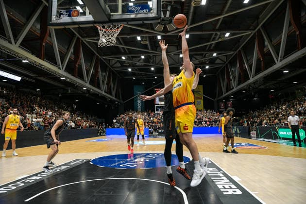 easyCredit Basketball Bundesliga, 3. Spieltag, Niners Chemnitz - Phoenix Hagen 27.09,2026 ab 16.30 Uhr Chemnitz, Chemnitz Arena Im Foto: 09 Alexander Richardson, 25 Cameron Krutwig easyCredit Basketball Bundesliga, 3. Spieltag, Niners Chemnitz - Phoenix Hagen Chemnitz Sachsen Deutschland Copyright: xEHLxMedia MichelxKöhlerx 20262709-Niners-Chemnitz-Phoenix-Hagen_063