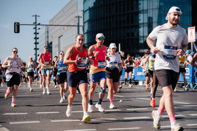 27.09.26, BMW Berlin Marathon 2026, Berlin Participants run along a city street during the BMW Berlin-Marathon in Berlin, Germany. Berlin Berlin BE Deutschland
