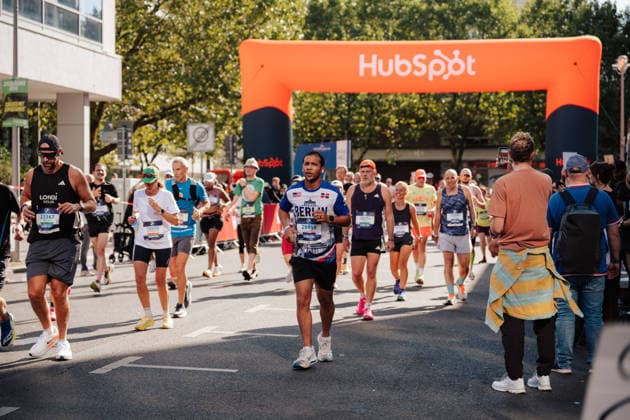 27.09.26, BMW Berlin Marathon 2026, Berlin Runners pass through a HubSpot branded arch during the BMW Berlin-Marathon in Berlin, Germany. Berlin Berlin BE Deutschland