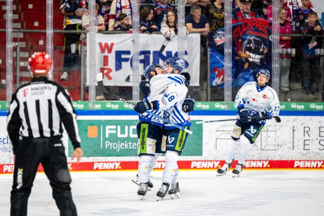 27.09.2026 - Eishockey - Saison 2026 2027 - Penny DEL - Nürnberg Ice Tigers Icetigers - Straubing Tigers - ThHa - xthxhax - Torjubel, Freude, Jubel Skyler McKenzie (86, Straubing Tigers ) Tyler Madden (18, Straubing Tigers ) ??