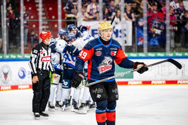 27.09.2026 - Eishockey - Saison 2026 2027 - Penny DEL - Nürnberg Ice Tigers Icetigers - Straubing Tigers - ThHa - xthxhax - Thomas Heigl (49, Nürnberg Ice Tigers, NIT ) traurig, enttäuscht, dahinter Torjubel Straubing