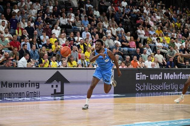 27.09.2026, GER, Basketball, Bundesliga 3.Spieltag, Saison 2026 2027, Oldenburg, EWE Arena, EWE Baskets Oldenburg vs Veolia Towers Hamburg zu lang der Pass von Martin BREUNING ( Veolia Towers Hamburg 13 ) auf Trey WADE ( Veolia Towers Hamburg 7 ) Oldenburg EWE Arena Niedersachsen Deutschland Copyright: xnordphotoxGmbHx xRojahnx