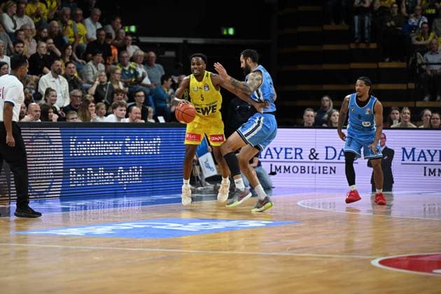 27.09.2026, GER, Basketball, Bundesliga 3.Spieltag, Saison 2026 2027, Oldenburg, EWE Arena, EWE Baskets Oldenburg vs Veolia Towers Hamburg Jeremy ROACH ( EWE Baskets Oldenburg 5 ) Martin BREUNING ( Veolia Towers Hamburg 13 ) Oldenburg EWE Arena Niedersachsen Deutschland Copyright: xnordphotoxGmbHx xRojahnx