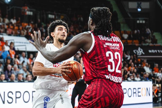 Neu Ulm, Deutschland, 27.09.26: Adam Atamna (ratiopharm ulm) und Charles Thompson (Fitness first Wuerzburg Baskets) im Zweikampf waehrend des Basketball Bundesliga Spiels zwischen ratiopharm ulm vs Fitness first Wuerzburg Baskets in der ratiopharm Arena am 27. September 2026 in Neu Ulm, Deutschland. (Foto von Harry Langer DeFodi Images) ratiopharm Arena, Germany, 27.09.26: Adam Atamna (ratiopharm ulm) und Charles Thompson (Fitness first Wuerzburg Baskets) battle for the ball during the Basketball Bundesliga match between ratiopharm ulm vs Fitness first Wuerzburg Baskets at Neu Ulm on September 27, 2026 in ratiopharm Arena, Germany. (Photo by Harry Langer DeFodi Images) (Photo by Harry Langer DeFodi Images) -