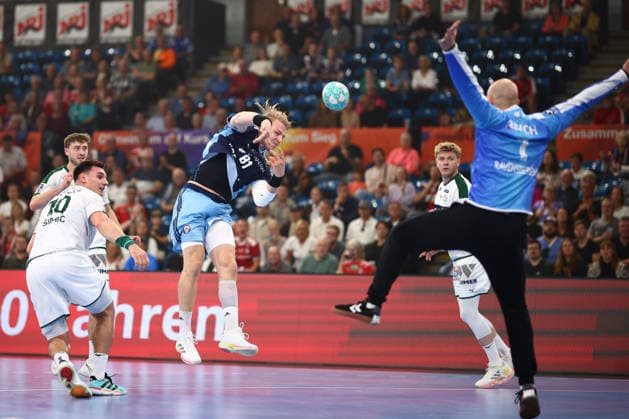 Handball Bundesliga HBL 2026 2027 - 27.09.2026 - Handball Club Hamburg HCH vs HSG Wetzlar . Martin Hovde ( HC Hamburg ) im Sprungwurf aufs Tor gegen Torwart Bart Ravensbergen ( Wetzlar )