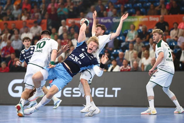 Handball Bundesliga HBL 2026 2027 - 27.09.2026 - Handball Club Hamburg HCH vs HSG Wetzlar . Martin Hovde ( HC Hamburg ) im Zweikampf gegen Josip Simic ( Wetzlar ) , Niklas Theiss ( Wetzlar )