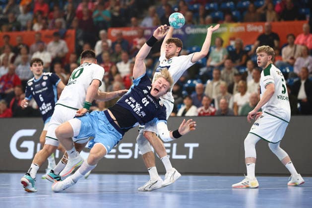 Handball Bundesliga HBL 2026 2027 - 27.09.2026 - Handball Club Hamburg HCH vs HSG Wetzlar . Martin Hovde ( HC Hamburg ) im Zweikampf gegen Josip Simic ( Wetzlar ) , Niklas Theiss ( Wetzlar )