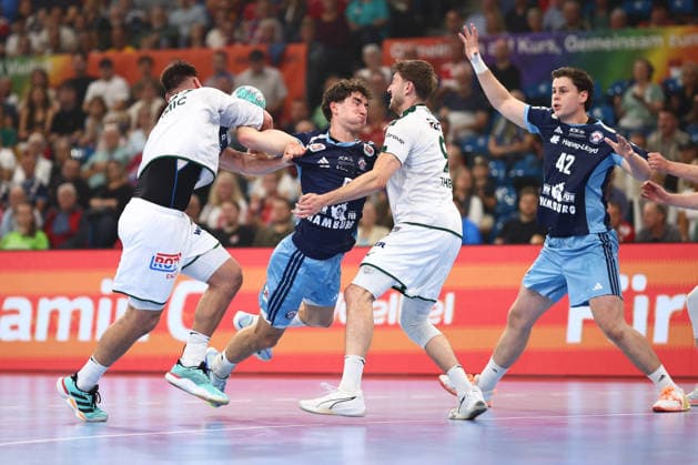 Handball Bundesliga HBL 2026 2027 - 27.09.2026 - Handball Club Hamburg HCH vs HSG Wetzlar . Elias Kofler ( HC Hamburg ) im Zweikampf gegen Josip Simic ( Wetzlar ) , Niklas Theiss ( Wetzlar )
