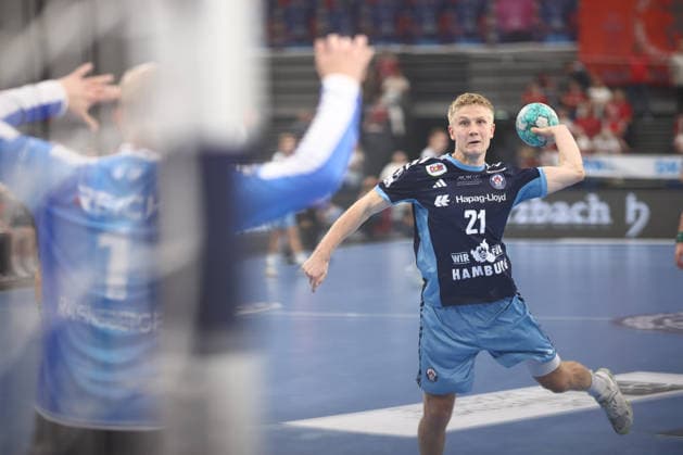 Handball Bundesliga HBL 2026 2027 - 27.09.2026 - Handball Club Hamburg HCH vs HSG Wetzlar . Frederik Bo Andersen ( HC Hamburg ) gegen Torwart Bart Ravensbergen ( Wetzlar ) . 7m , Siebenmeter , 7 Meter .
