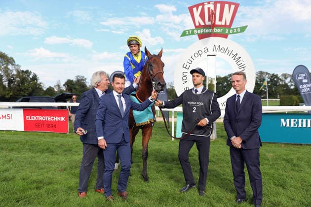 27.09.2026, Koeln, Nordrhein-Westfalen, GER - Goliath mit Christophe Soumillon und Trainer Francis-Henri Graffard (rechts) nach dem Sieg im 64. Preis von Europa. Galopprennbahn Koeln-Weidenpesch. (Pferd, Jockey, Goliath, Soumillon, Sieg, Trainer, Graffard) 260927S897KOELN