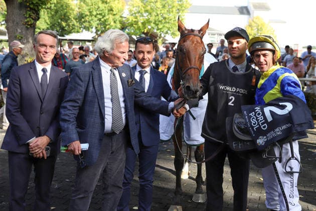 27.09.2026, Koeln, Nordrhein-Westfalen, GER - Goliath mit Christophe Soumillon, Georg Baron von Ullmann (Zweiter von links) und Trainer Francis-Henri Graffard (links) nach dem Sieg im 64. Preis von Europa. Galopprennbahn Koeln-Weidenpesch. (Pferd, Jockey, Goliath, Soumillon, Sieg, Trainer, Graffard, Ullmann) 260927S898KOELN