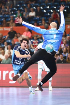 Handball Bundesliga HBL 2026 2027 - 27.09.2026 - Handball Club Hamburg HCH vs HSG Wetzlar . Kaj Geenen ( HC Hamburg ) im Sprungwurf aufs Tor gegen Torwart Bart Ravensbergen ( Wetzlar )