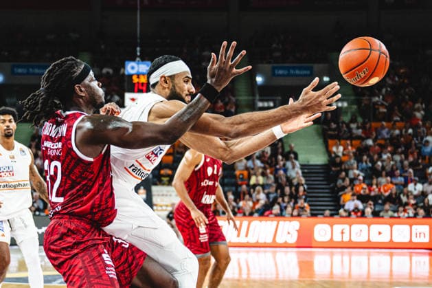 Neu Ulm, Deutschland, 27.09.26: Charles Thompson (Fitness first Wuerzburg Baskets) und Armel Traore (ratiopharm ulm) im Zweikampf waehrend des Basketball Bundesliga Spiels zwischen ratiopharm ulm vs Fitness first Wuerzburg Baskets in der ratiopharm Arena am 27. September 2026 in Neu Ulm, Deutschland. (Foto von Harry Langer DeFodi Images) ratiopharm Arena, Germany, 27.09.26: Charles Thompson (Fitness first Wuerzburg Baskets) und Armel Traore (ratiopharm ulm) battle for the ball during the Basketball Bundesliga match between ratiopharm ulm vs Fitness first Wuerzburg Baskets at Neu Ulm on September 27, 2026 in ratiopharm Arena, Germany. (Photo by Harry Langer DeFodi Images) (Photo by Harry Langer DeFodi Images) -