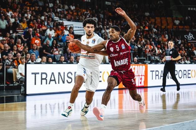 Neu Ulm, Deutschland, 27.09.26: Adam Atamna (ratiopharm ulm) und Kenny Dye (Fitness first Wuerzburg Baskets) im Zweikampf waehrend des Basketball Bundesliga Spiels zwischen ratiopharm ulm vs Fitness first Wuerzburg Baskets in der ratiopharm Arena am 27. September 2026 in Neu Ulm, Deutschland. (Foto von Harry Langer DeFodi Images) ratiopharm Arena, Germany, 27.09.26: Adam Atamna (ratiopharm ulm) und Kenny Dye (Fitness first Wuerzburg Baskets) battle for the ball during the Basketball Bundesliga match between ratiopharm ulm vs Fitness first Wuerzburg Baskets at Neu Ulm on September 27, 2026 in ratiopharm Arena, Germany. (Photo by Harry Langer DeFodi Images) (Photo by Harry Langer DeFodi Images) -