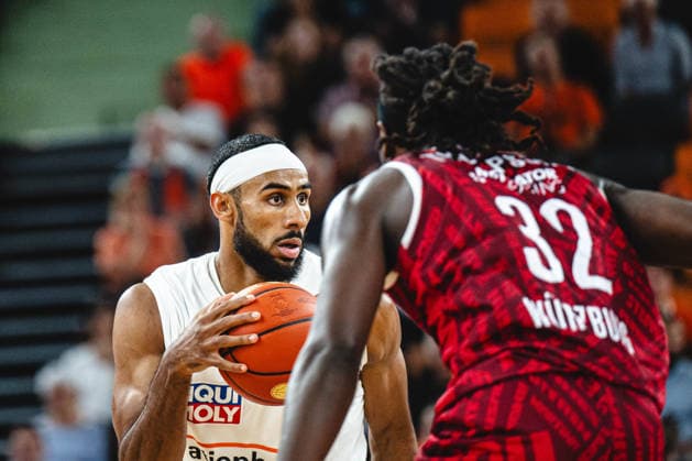 Neu Ulm, Deutschland, 27.09.26: Armel Traore (ratiopharm ulm) und Charles Thompson (Fitness first Wuerzburg Baskets) im Zweikampf waehrend des Basketball Bundesliga Spiels zwischen ratiopharm ulm vs Fitness first Wuerzburg Baskets in der ratiopharm Arena am 27. September 2026 in Neu Ulm, Deutschland. (Foto von Harry Langer DeFodi Images) ratiopharm Arena, Germany, 27.09.26: Armel Traore (ratiopharm ulm) und Charles Thompson (Fitness first Wuerzburg Baskets) battle for the ball during the Basketball Bundesliga match between ratiopharm ulm vs Fitness first Wuerzburg Baskets at Neu Ulm on September 27, 2026 in ratiopharm Arena, Germany. (Photo by Harry Langer DeFodi Images) (Photo by Harry Langer DeFodi Images) -